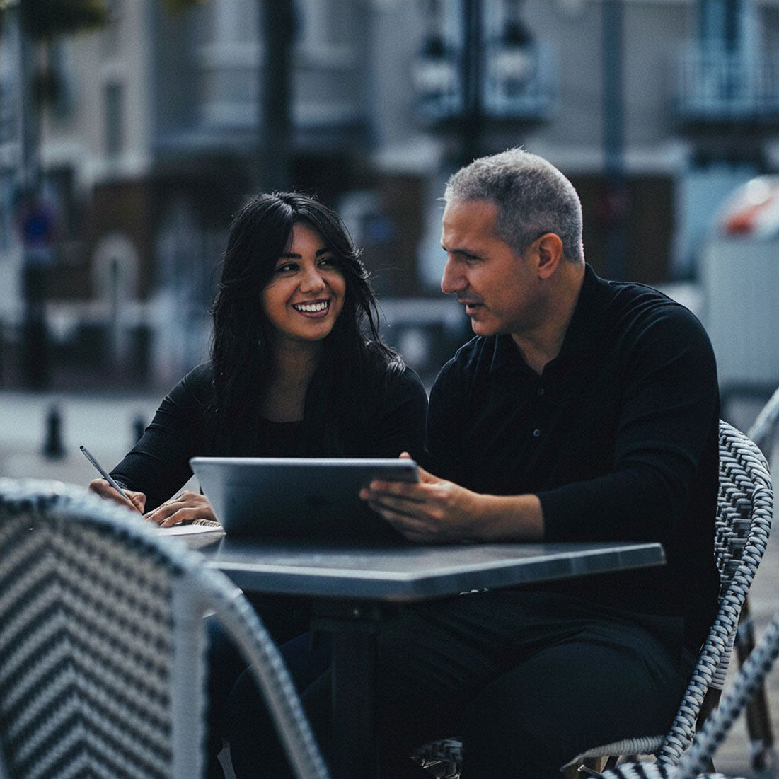 Les fondateurs de VIXXA en train de travailler à la création de la marque de sport premium